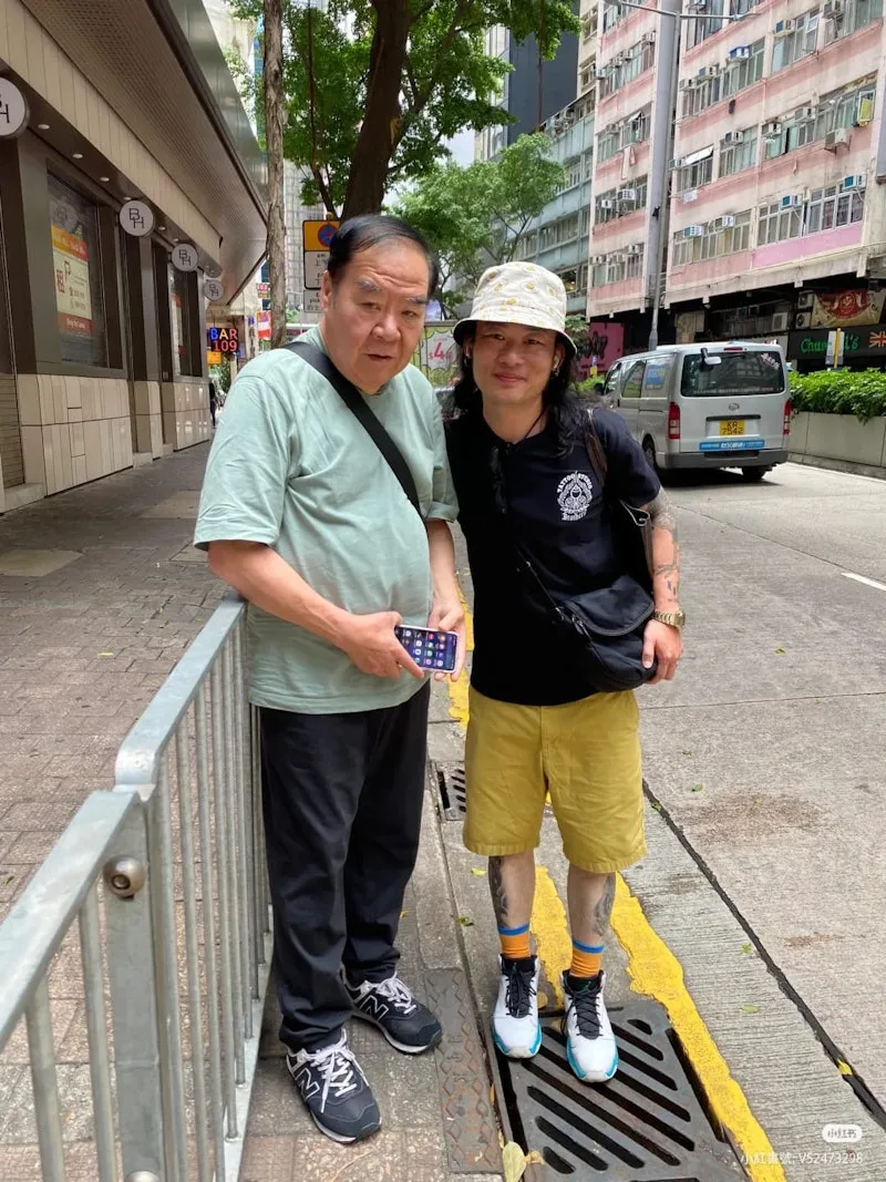 鄭則仕在街頭被野生捕獲,引起熱議。翻攝小紅書