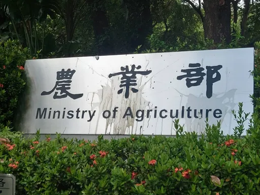 農業部銜牌遭人抗議「蛋洗」 警當場逮陳抗常客又是「他」