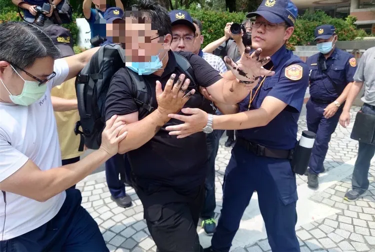 警方當場逮人。翻攝畫面