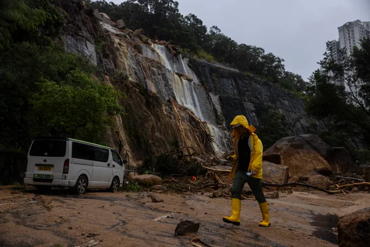 暴雨導致香港一處地區山體滑坡。美聯社