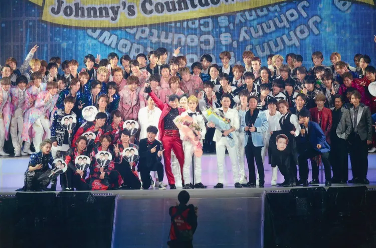 傑尼斯慣例在東京巨蛋舉行跨年演唱會，圖為2018~2019那一年，瀧澤秀明、今井翼「瀧與翼」最後演出，師兄弟獻花送別。翻攝日本yahoo