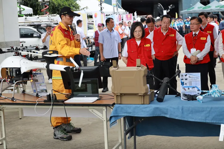 蔡英文總統到場了解救難設備。新竹市消防局提供