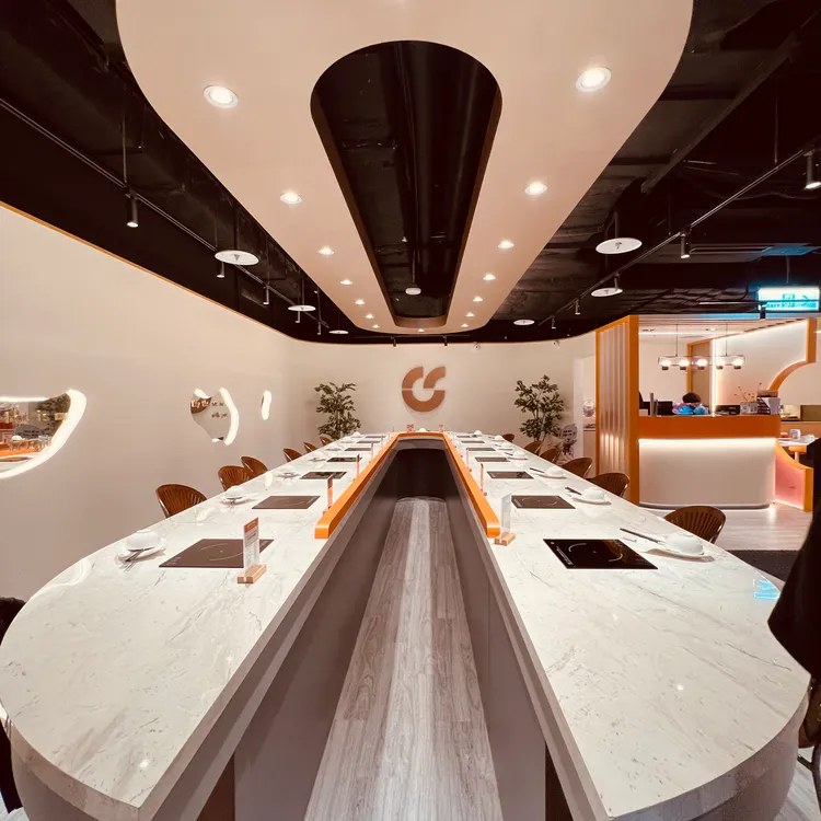 特製U形吧台方便工作人員進出服務顧客。業者提供