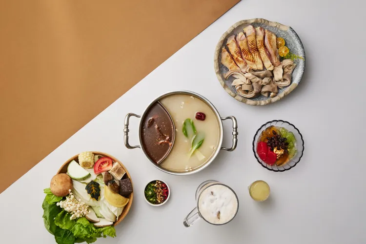 呷哺呷哺一人一鍋有高CP值套餐形式，火鍋+茶飲一次滿足。業者提供