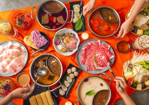 这家精品小火锅插旗信义区 即日起至周日任选指定套餐买一送一