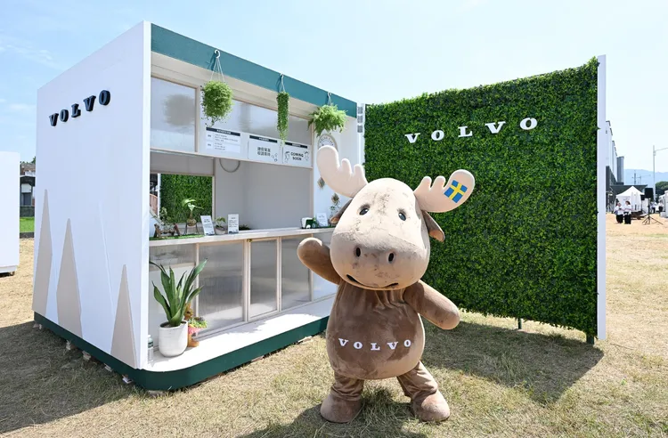 民眾若至苗栗苑裡拍下彩繪稻田，並於社群打卡分享，即可兌換 Volvo Café 甜點或飲品乙份。業者提供