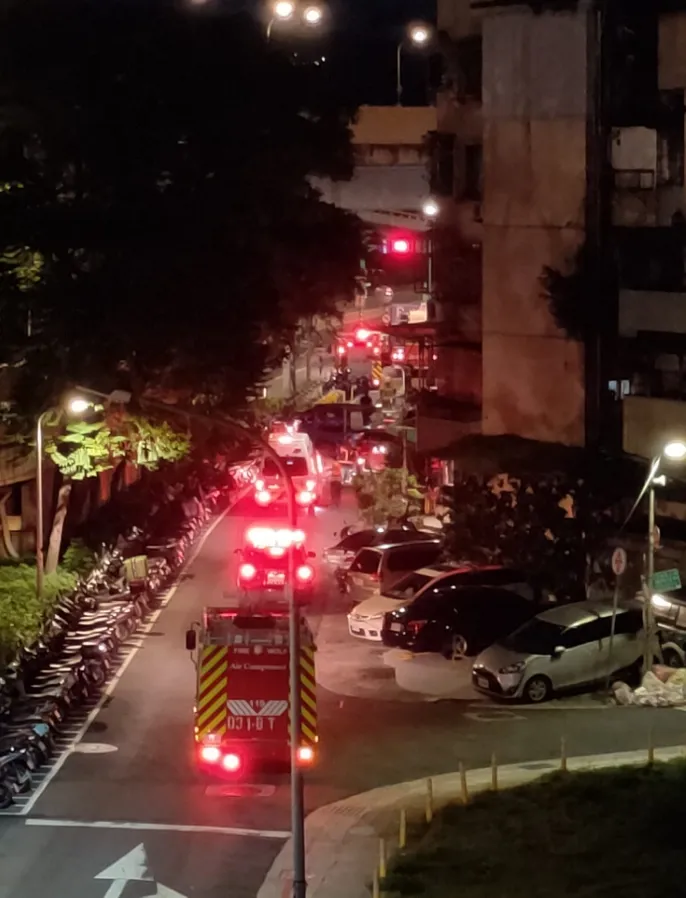 北市警消出動35輛各式救災車。翻攝我是萬華人