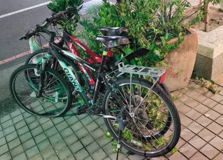高中生腳踏車(左)遭竊後又遭竊。讀者提供