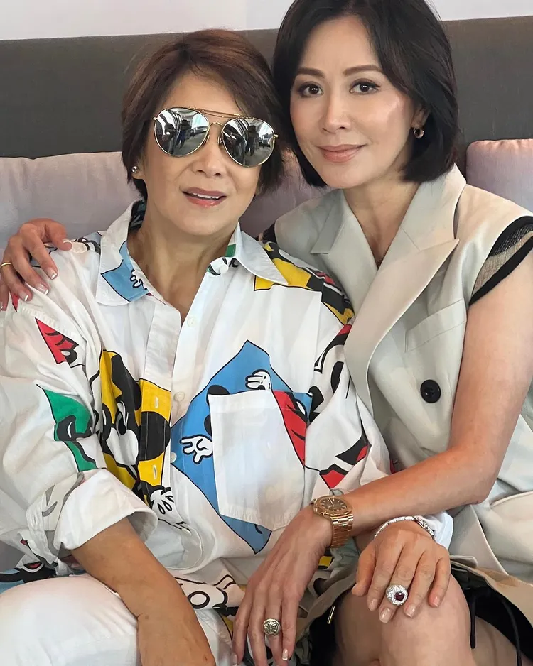 甄妮（左）7月底到香港出席李玟喪禮，之後和劉嘉玲敘舊。翻攝劉嘉玲IG