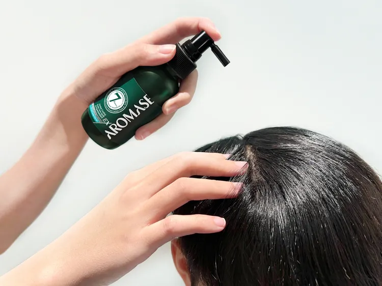 草本強健養髮精華液EX需使用於全乾的頭皮上。品牌提供