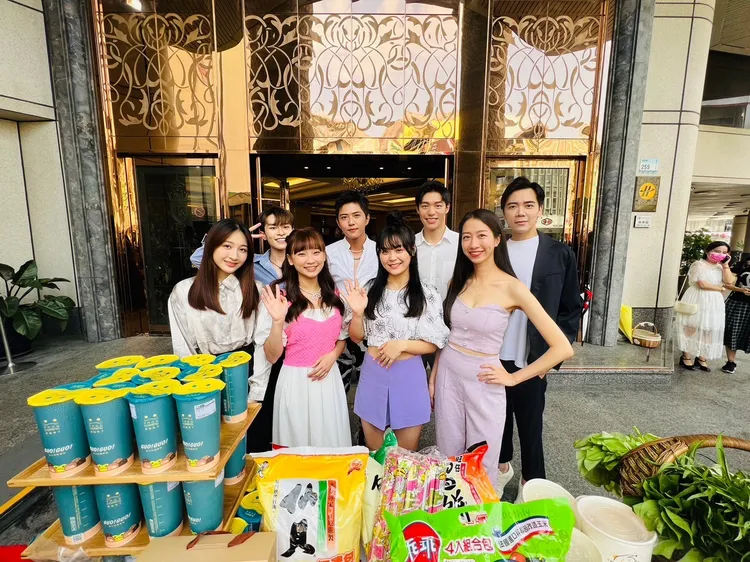 《電波少女》找來青春洋溢的新秀演員，前排左起于齊薇、吳鈺萱、方琦丶蕭堡云；後排左起令宇辰、陳柏森、林郁璋、温少淮。星之國際提供