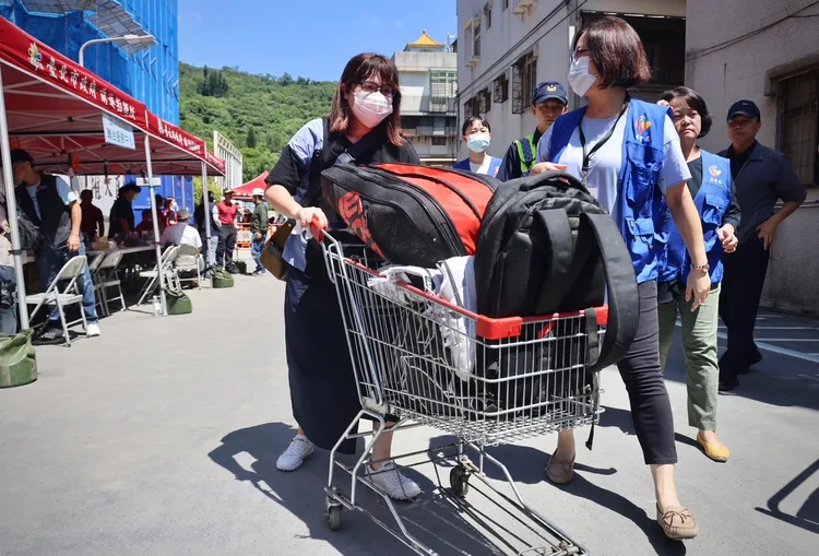 大直街坍陷棟屋主回家取物。林林攝