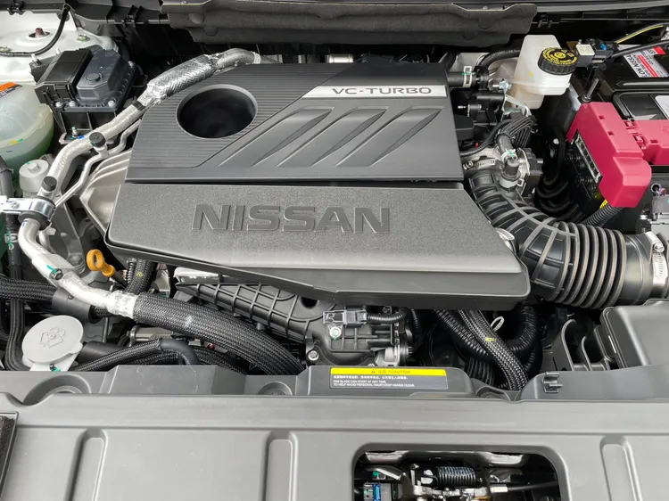 1.5升三缸的汽油渦輪引擎加上輕油電系統加持，成就同排氣量在國內最高的204匹最大馬力輸出、30.6kgm扭力，並享有16km/L的優異平均油耗表現。林浩昇攝