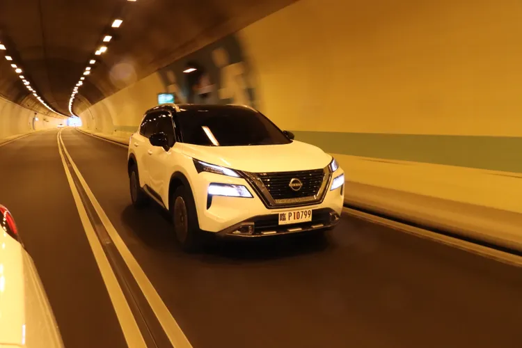 雖然X-Trail輕油電避震器採用長行程的舒適化取向，但仍舊帶有紮實路感及相當程度的路面資訊傳達，在激烈操駕之下，也能感受到沉穩下盤帶來的操駕信心。林浩昇攝