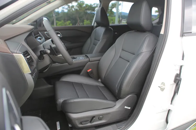 旗艦版雙前座配有8向電動調整座椅，並均附有2組記憶功能。林浩昇攝