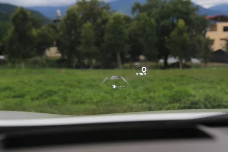 旗艦版獨享10.8吋的大面積抬頭顯示器，同步會顯示導航資訊、音樂曲目等。林浩昇攝