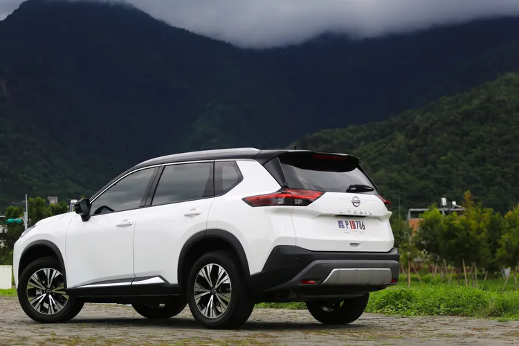 這次試駕的X-Trail輕油電，是最高規旗艦版的客車版本，外觀並選用專屬的黑車頂塗裝。林浩昇攝