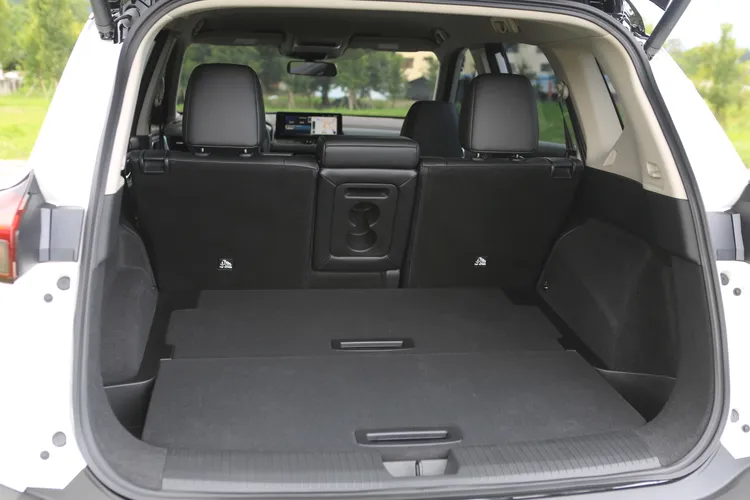 行李廂空間平整且方正，容積也具有一定水準，底板也可豎立成為行李擋板，中階車型以上配足踢感應電動尾門。林浩昇攝