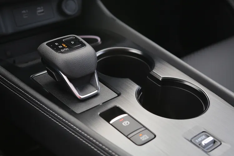 中央鞍座上同樣搭配電子線傳式的排檔機構，並標配電子手煞車及Auto Hold。林浩昇攝