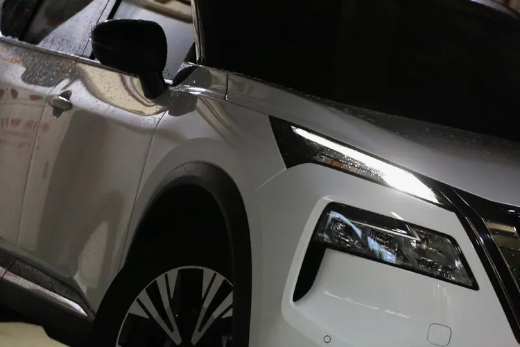 醒目的V字形鍍鉻水箱護罩，結合左右兩旁的雙層式LED頭燈，塑造出日式都會科技風格的大器感受。林浩昇攝