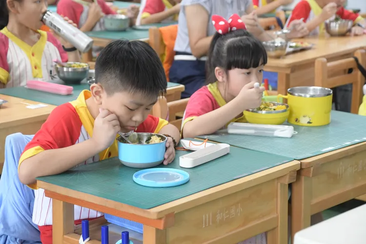 學童吃得津津有味。縣府提供