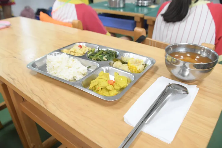 彰化縣國中小營養午餐這個學期起增為4菜1湯。縣府提供