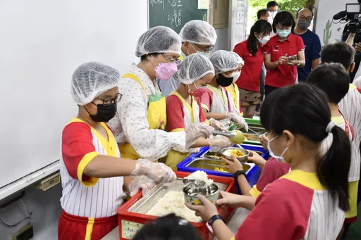 彰化學童真幸福!國中小營養午餐加菜了 4菜1湯還免費