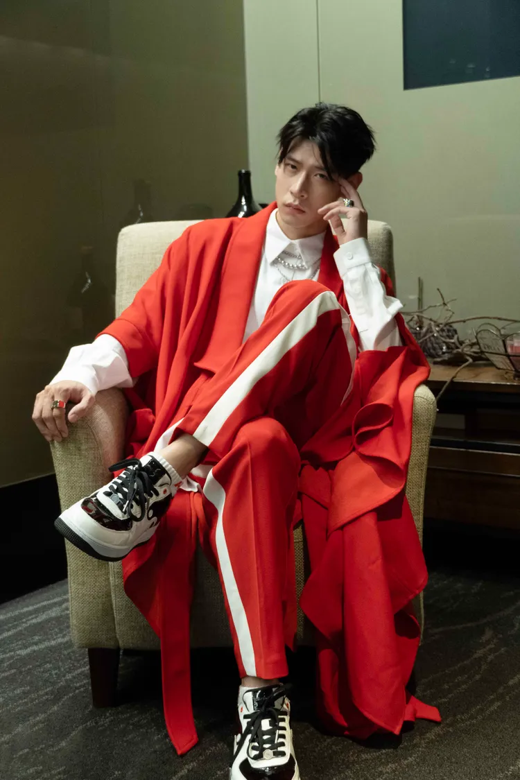 馮晨軒走出低潮推出全新音樂作品。后花園娛樂提供