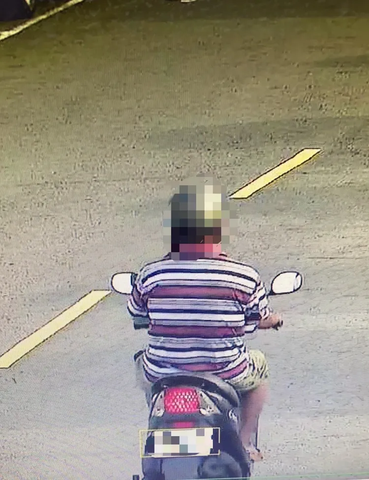 嫌犯犯案後騎車逃離。翻攝畫面