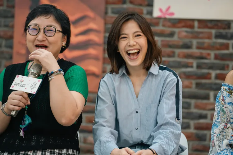 廖梨伶（左）和廖苡喬分享演出心情。完美咪咪提供