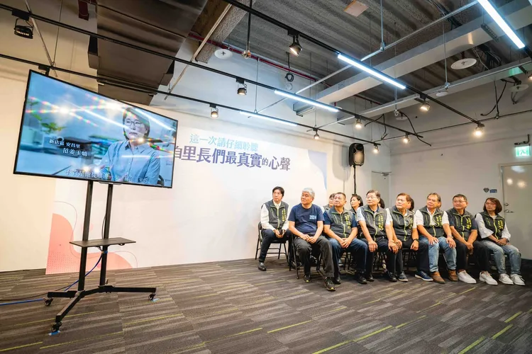 新北市17位里長齊聚一堂，力挺侯友宜。侯辦提供