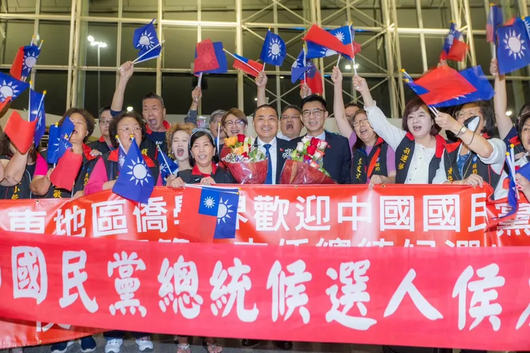 現場飄揚青天白日滿地紅國旗。翻攝畫面