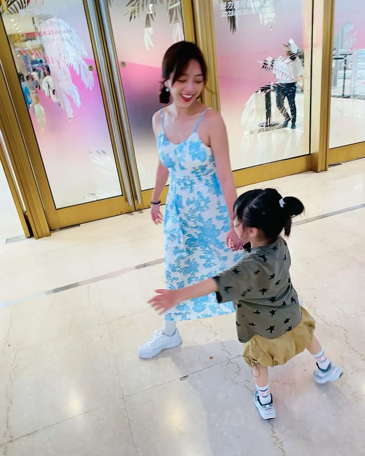 女星貝童彤與老公Howard育有4歲女兒帕皮，她經常在IG上分享母女情深照。翻攝《baytongtong》的IG