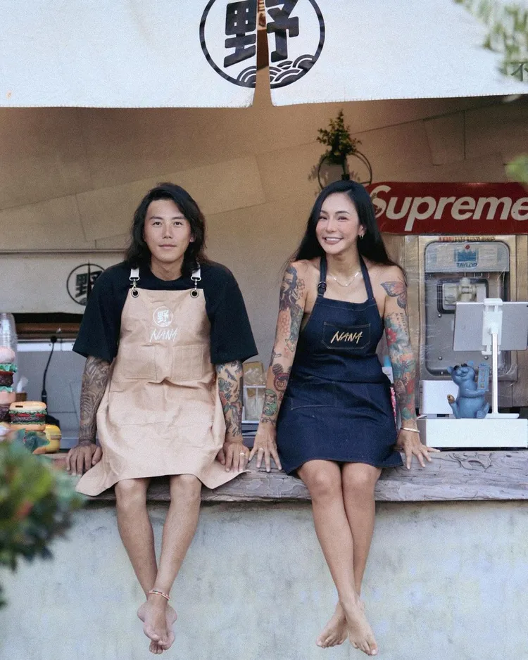 梁云菲（右）和男友在綠島開店。翻攝nanaliangbadgal IG