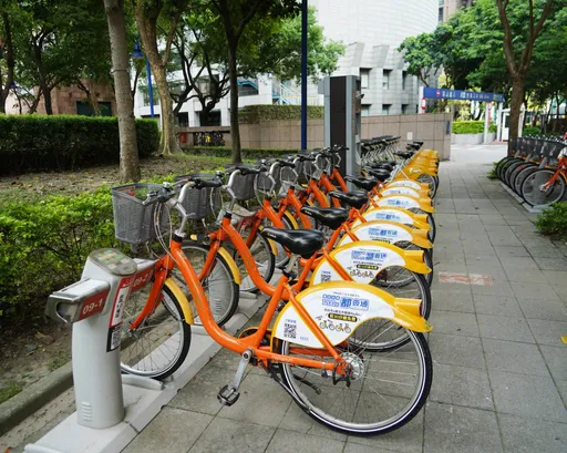 超NG健身！妹子空踩Ubike當免費飛輪　前員工搖頭揭嚴重後果