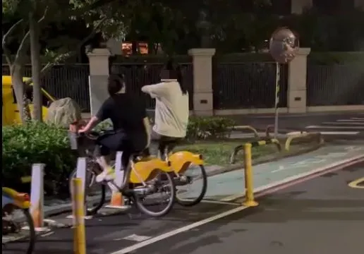 兩名年輕女子利用未出借的Ubike空踩飛輪運動。取自dcard