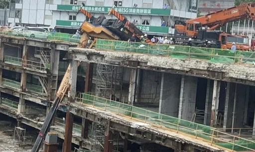 北市京華城改建頂樓「吊車翻覆」吊臂垂掛 駕駛倒栽蔥困車內!1小時後脫困送醫