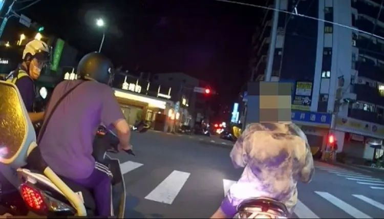 2名日籍學生騎機車違規被警方攔下。民眾提供
