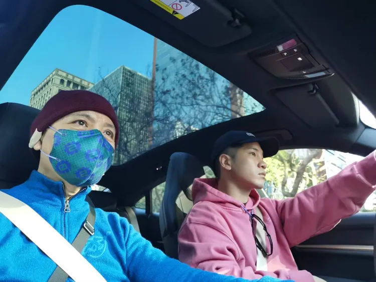 陳銳（右）日前換了新車，突然出現陳凱倫面前，帶爸爸去兜風。陳凱倫提供