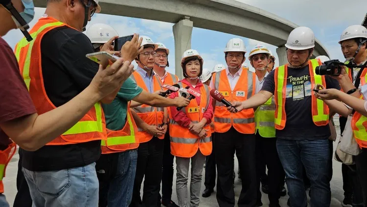 何欣純等人還爭取水湳轉運中心增設國道客運專用道銜接國道。何欣純辦公室提供
