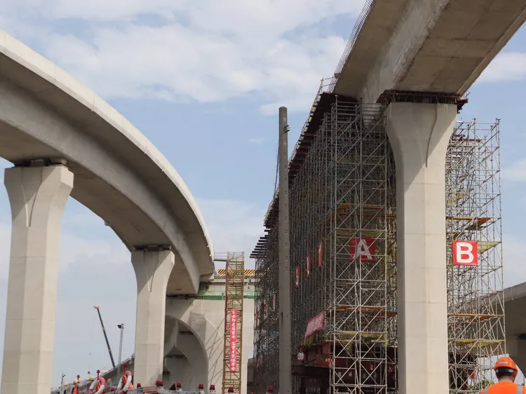 國道一號增設銜接台74線系統交流道工程進度超前近2%，明年5月就可完工。何欣純辦公室提供