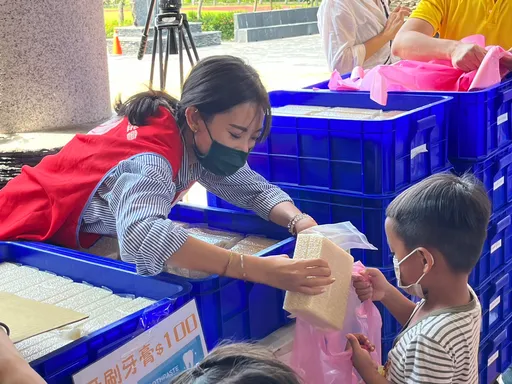 SWAG 送愛到偏鄉小學!前輔導長內內做愛心午餐 學童嗨喊:好香