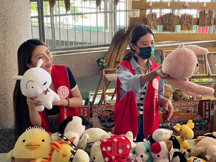 SWAG發送物資給國小學童。翻攝畫面