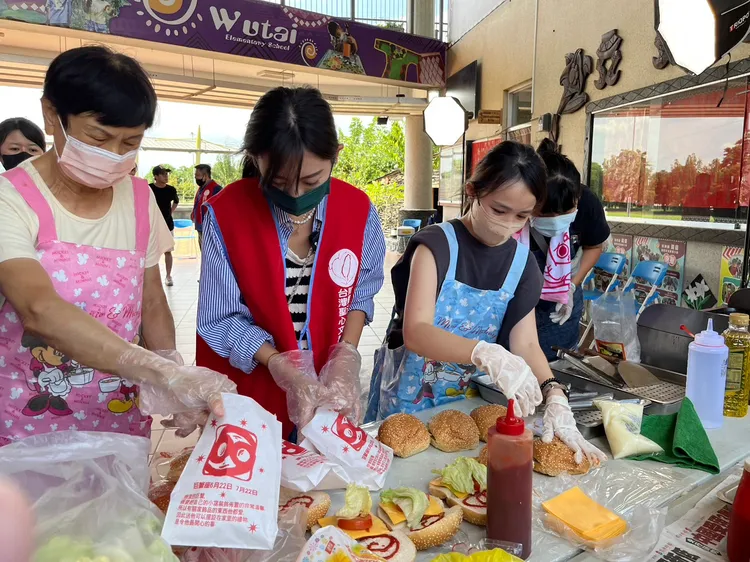 內內特別製作愛心午餐，提供給偏鄉國小學童。翻攝畫面