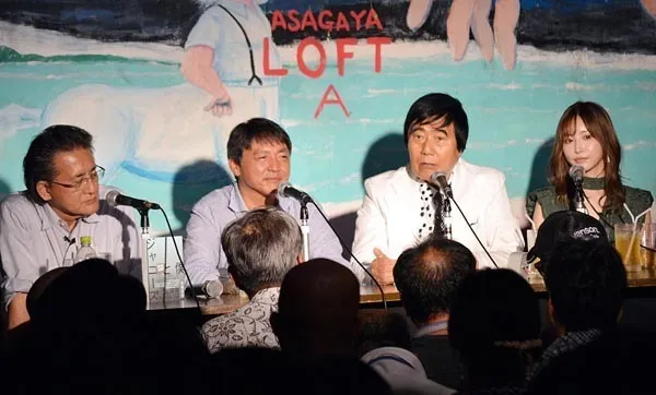 村西透（右二）上周舉行Talk Live，北公次爆料書幕後寫手本橋信宏（左起）、演出BBC紀錄片的前《週刊文春》記者中村龍太郎、AV女優天使萌一同出席。翻攝《日刊現代》