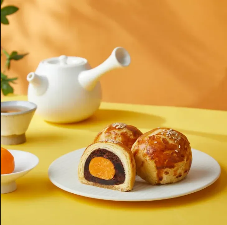 世界甜點冠軍楊嘉明港式菠蘿鴛鴦蛋黃酥中秋禮盒，原價999元特價699元。樂天市場提供