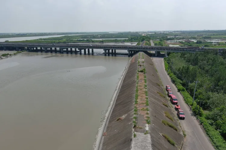 警消出動空拍機協助搜索。消防局提供