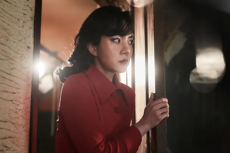 林秀晶飾演1970年代資深女演員，事前看電影揣摩。車庫娛樂提供