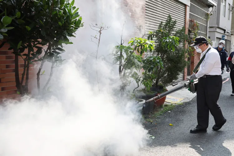 黃偉哲市長今日與化學兵群弟兄一起進行化學防治。市府提供