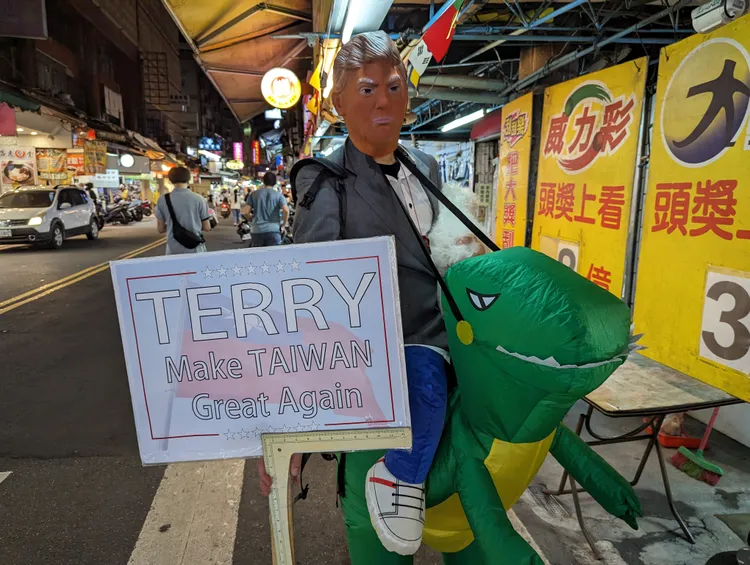 「川普郭粉」現身力挺郭台銘。蘇柏銓攝